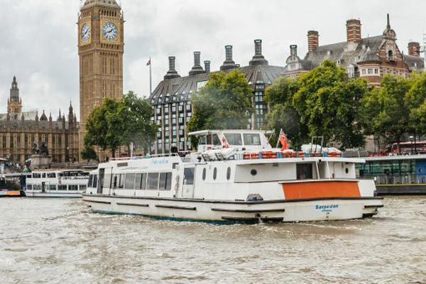 Ta sig runt med båt via Themsen i London
